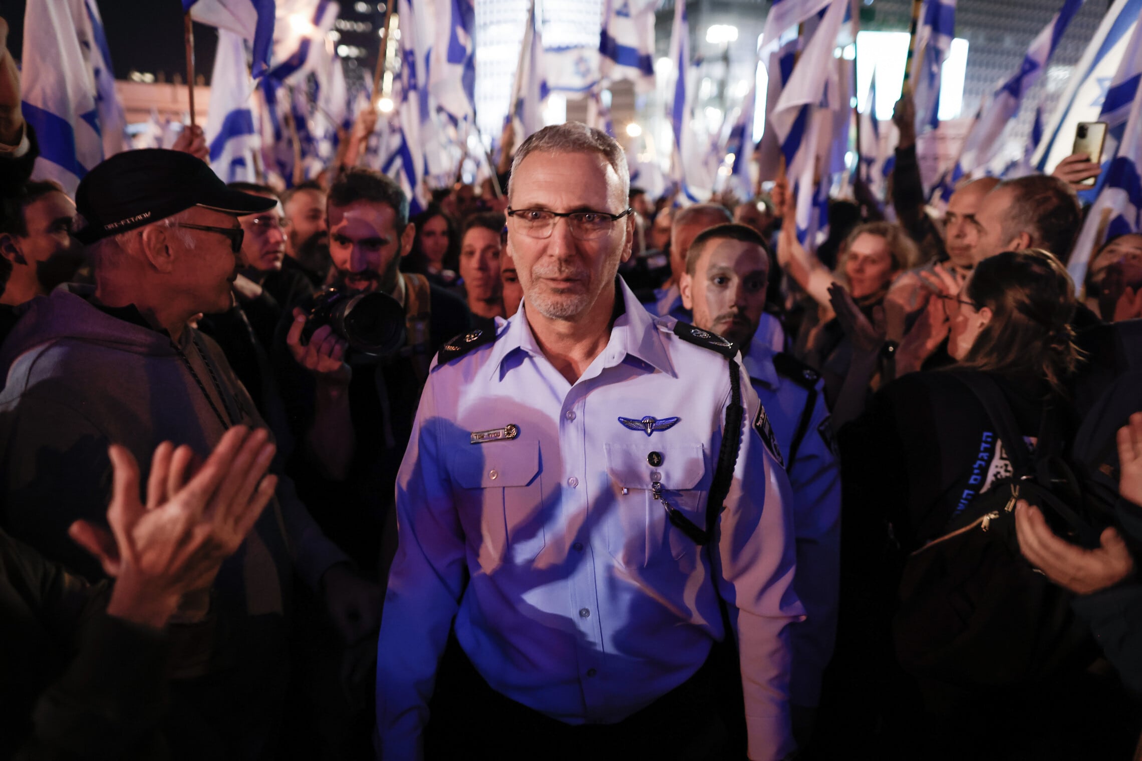 מפקד מחוז תל אביב, ניצב עמי אשד, מתקבל במחיאות כפיים בהפגנה בתל אביב, 11 במרץ 2023 (צילום: אריק מרמור/פלאש90)