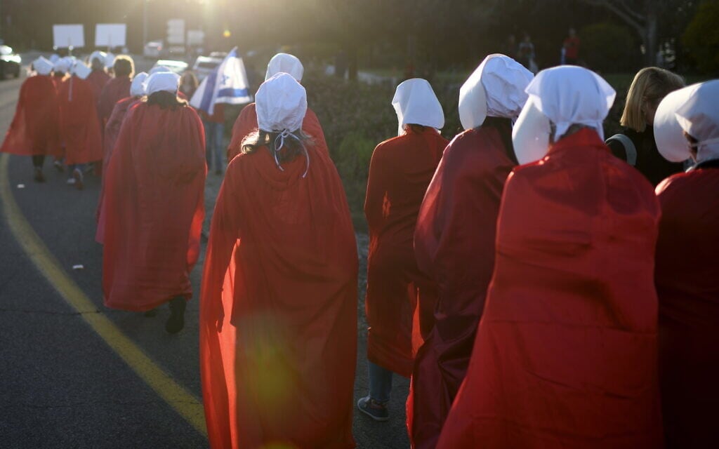 מפגינות במיצג על בסיס הסדרה "סיפורה של שפחה" בצומת העוגן, 16 במרץ 2023 (צילום: גילי יערי, פלאש 90)