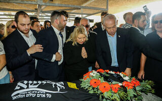 ראש הממשלה בנימין נתניהו ואשתו שרה בהלוויית חני בליוויס בבית העלמין בחולון, 17 במרץ 2023 (צילום: Gideon Markowicz/Flash90) ראש הממשלה בנימין נתניהו ואשתו שרה בהלוויית חני בליוויס בבית העלמין בחולון, 17 במרץ 2023 (צילום: Gideon Markowicz/Flash90)