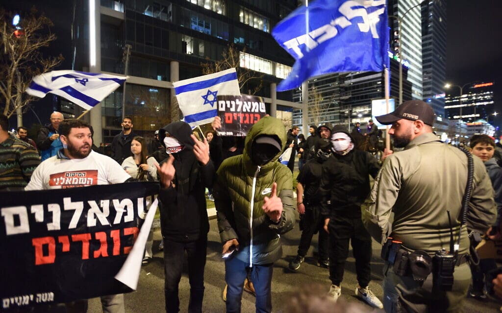 פעילי ימין עם דגלי הליכוד ושלטי "שמאלנים בוגדים" פורצים להפגנה בתל אביב, 18 במרץ 2023 (צילום: גילי יערי/פלאש90)