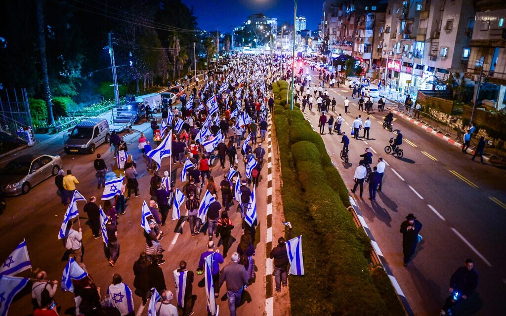 הפגנה נגד המהפכה המשפטית בבני ברק. 23 במרץ 2023 (צילום: Avshalom Sassoni/Flash90) הפגנה נגד המהפכה המשפטית בבני ברק. 23 במרץ 2023 (צילום: Avshalom Sassoni/Flash90)