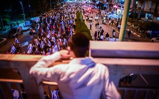צעיר חרדי צופה בצעדה נגד המהפכה המשפטית בבני ברק, 23 במרץ 2023 (צילום: Avshalom Sassoni/Flash90) צעיר חרדי צופה בצעדה נגד המהפכה המשפטית בבני ברק, 23 במרץ 2023 (צילום: Avshalom Sassoni/Flash90)