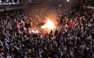 המחאה בנתיבי איילון אחרי פיטורי שר הביטחון יואב גלנט, 26 במרץ 2023 (צילום: תומר נויברג/פלאש90) המחאה בנתיבי איילון אחרי פיטורי שר הביטחון יואב גלנט, 26 במרץ 2023 (צילום: תומר נויברג/פלאש90)