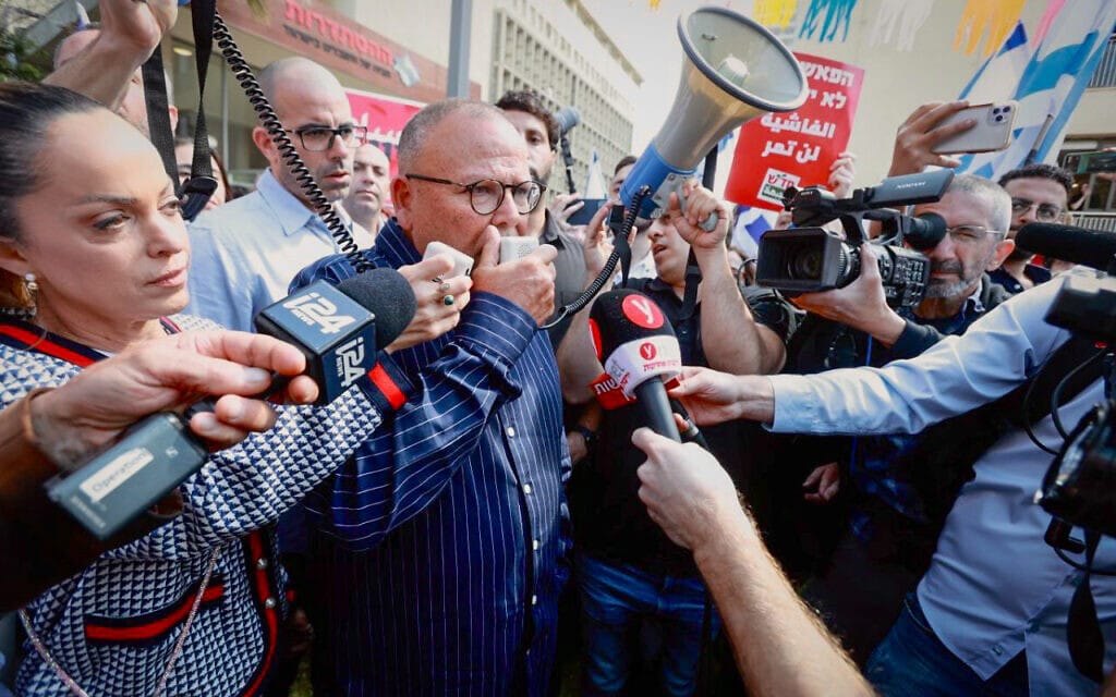 יו"ר ההסתדרות ארנון בר־דוד מכריז על שביתה כללית מיידית בעקבות המהפכה המשפטית, 27 במרץ 2023 (צילום: אבבשלום ששוני/פלאש90)