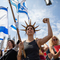 מפגינים נגד המהפכה המשפטית בחיפה, 27 במרץ 2023 (צילום: Shir Torem/Flash90)