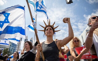 מפגינים נגד המהפכה המשפטית בחיפה, 27 במרץ 2023 (צילום: Shir Torem/Flash90) מפגינים נגד המהפכה המשפטית בחיפה, 27 במרץ 2023 (צילום: Shir Torem/Flash90)