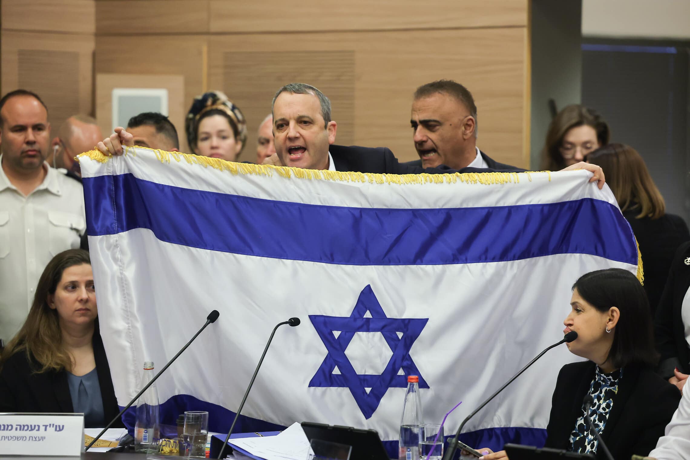 ח&quot;כ גלעד קריב מניף את דגל ישראל בוועדת החוקה במחאה נגד המשך קידום המהפכה המשפטית, 27 במרץ 2023 (צילום: יהונתן זינדל, פלאש90)