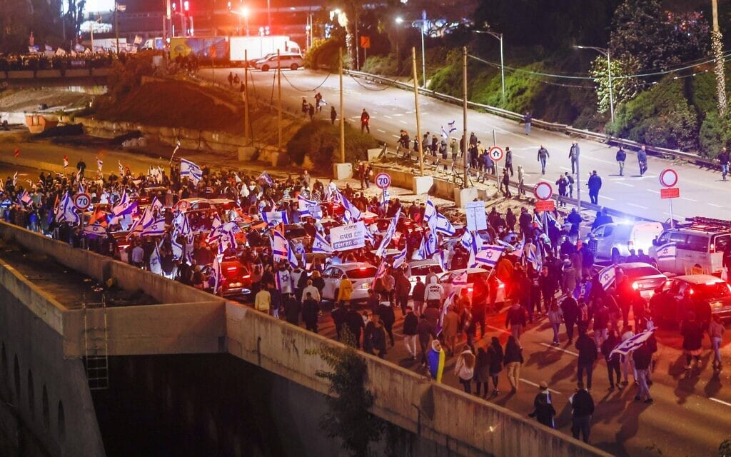 מפגינים התומכים במהפכה המשפטית, צועדים בנתיבי איילון בתל אביב, 30 במרץ 2023 (צילום: אריק מרמור, פלאש 90)
