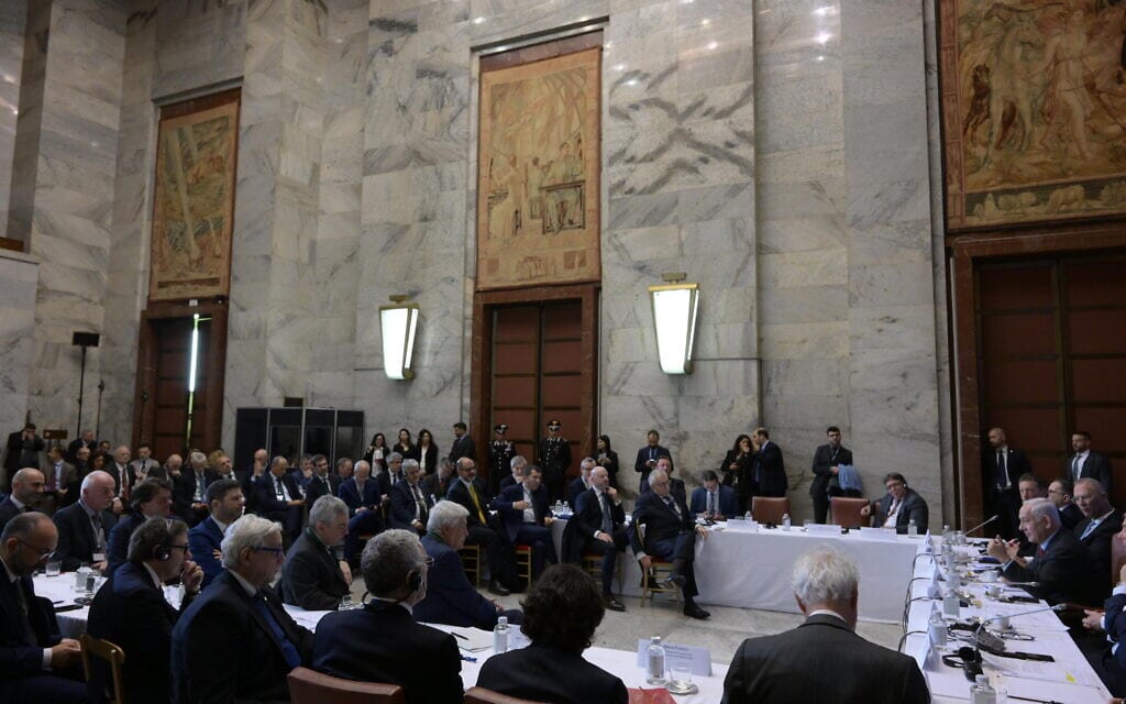 ראש הממשלה בנימין נתניהו בפגישתו עם מנהלים בכירים במשק האיטלקי במשרד הכלכלה ברומא, 10 במרץ 2023 (צילום: עמוס בן גרשום, לע&quot;מ)