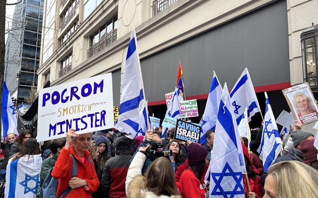 הפגנה נגד בצלאל סמוטריץ&#039; בניו יורק בזמן שהוא נואם בכנס הבונדס בעיר, 12 במרץ 2023 (צילום: ג&#039;ייקוב מגיד)