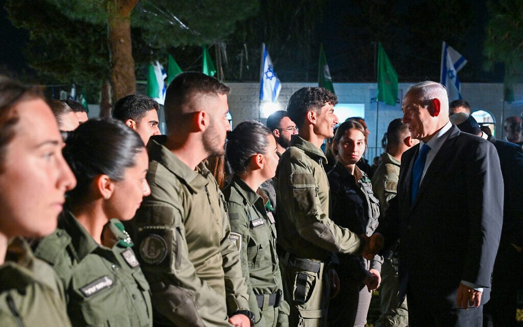 ראש הממשלה בנימין נתניהו עם שוטרי משמר הגבול בבסיס בית חורון, 6 במרץ 2023 (צילום: קובי גדעון, לע"מ)