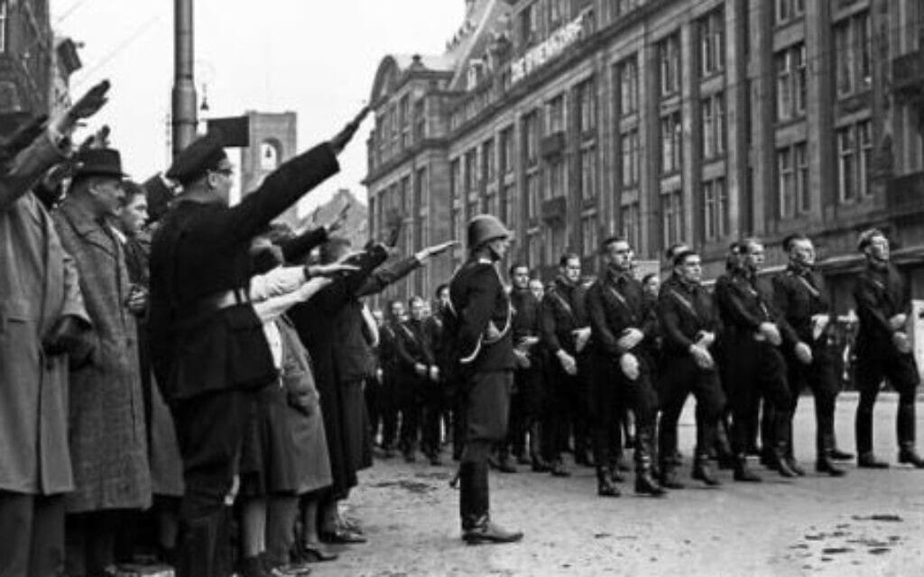 חיילים נאציים מול כיכר דה ביינקורף באמסטרדם, הולנד, 1941 (צילום: רשות הציבור)