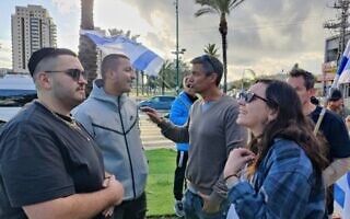 יועז הנדל משוחח עם תומכי נתניהו באור עקיבא (צילום: רועי ריקלין) יועז הנדל משוחח עם תומכי נתניהו באור עקיבא (צילום: רועי ריקלין)
