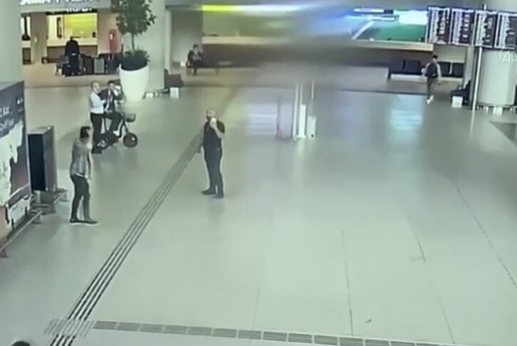 מצלמות אבטחה בנמל תעופה: האדם שנראה הוא ככל הנראה סוכן איראני (במרכז) שעוקב אחר תיירים ישראלים בטורקיה, יולי 2022 (צילום: ערוץ 12, צילום מסך)
