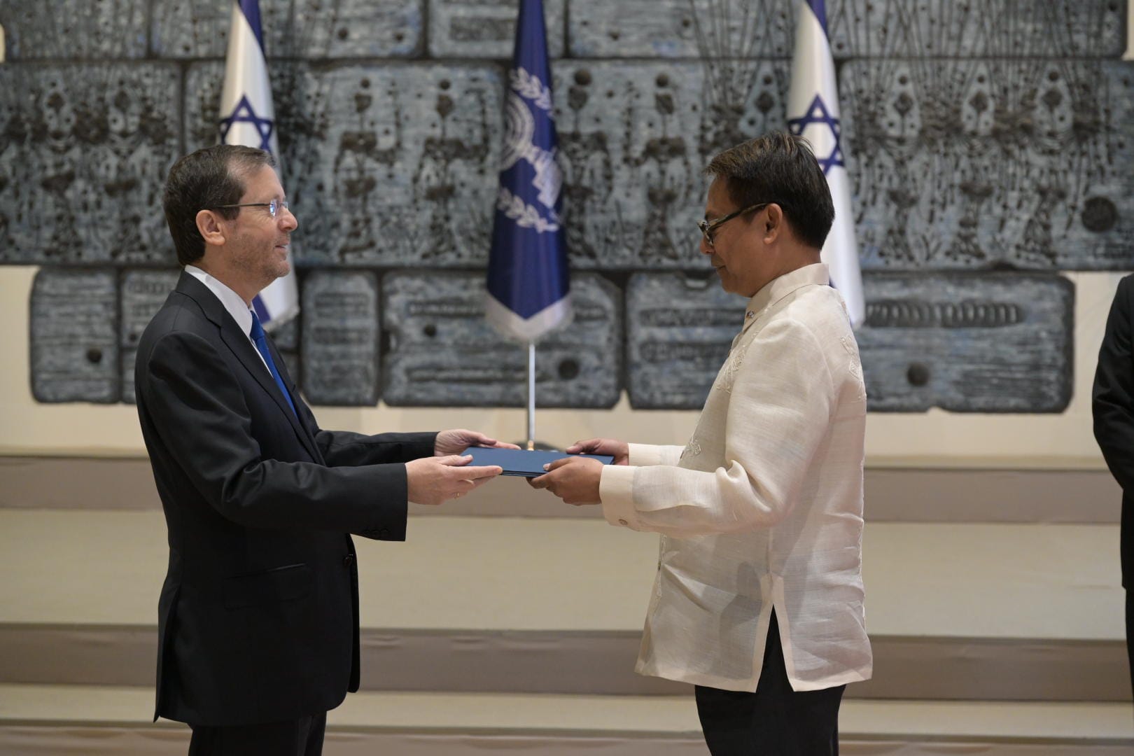 נשיא המדינה יצחק הרצוג מקבל מידי שגריר הפיליפינים בישראל פדרו ליילו את כתב האמנה (צילום: קובי גדעון, לע&quot;מ)