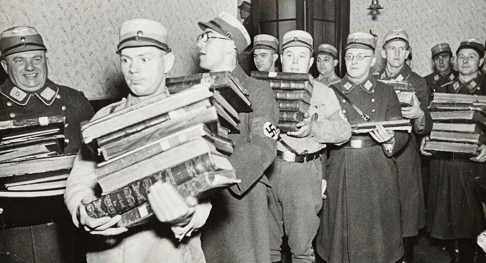 נאצים נושאים ספרים יהודיים במהלך ליל הבדולח, 10 בנובמבר 1938 (צילום: Yad Vashem via AP)