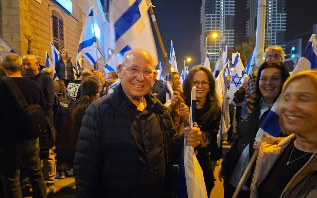 הנגיד לשעבר יעקב פרנקל בהפגנה בתל אביב נגד המהפכה המשפטית, 4 במרץ 2023 (צילום: מחאת קפלן)