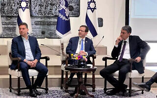 נשיא המדינה יצחק הרצוג בכינוס חירום עם מאה ראשי רשויות, 6 במרץ 2023 (צילום: מרכז השלטון המקומי) נשיא המדינה יצחק הרצוג בכינוס חירום עם מאה ראשי רשויות, 6 במרץ 2023 (צילום: מרכז השלטון המקומי)