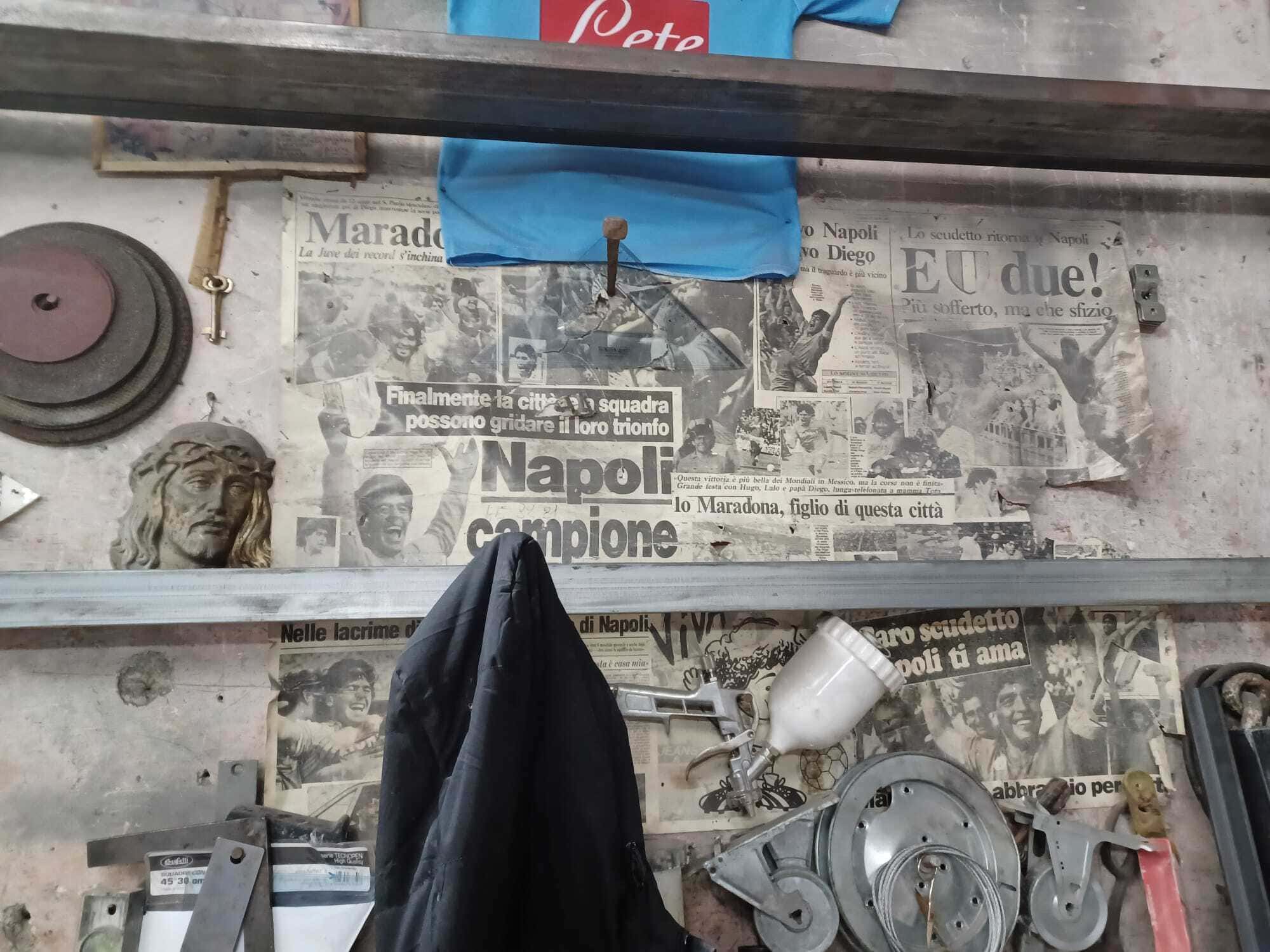 גזרי עיתונים במוסך בנאפולי עם ההישגים הגדולים של מראדונה (צילום: שאול אדר)