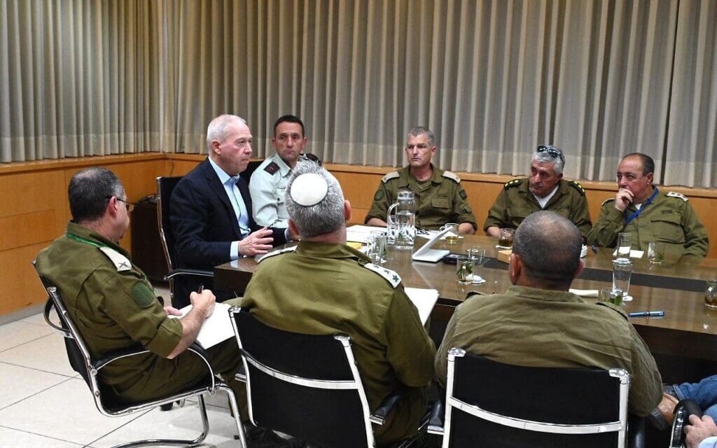 שר הביטחון יואב גלנט והרמטכ"ל הרצי הלוי במפגש עם אנשי מילואים במפגש על המחאה נגד הרפורמה המשפטית. לשכת שר הביטחון בקריה בתל אביב, 7 במרץ 2023 (צילום: אריאל חרמוני / משרד הביטחון) שר הביטחון יואב גלנט והרמטכ"ל הרצי הלוי במפגש עם אנשי מילואים במפגש על המחאה נגד הרפורמה המשפטית. לשכת שר הביטחון בקריה בתל אביב, 7 במרץ 2023 (צילום: אריאל חרמוני / משרד הביטחון)