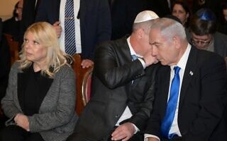 רגע העדכון ממזכירו הצבאי אלוף גיל על פיגוע הירי בתל אביב, במהלך אירוע עם נציגי הקהילה היהודית באיטליה, בבית הכנסת הספרדי במוזיאון יהדות איטליה ברומא, 9 במרץ 2023 (צילום: עמוס בן-גרשום/לע"מ) רגע העדכון ממזכירו הצבאי אלוף גיל על פיגוע הירי בתל אביב, במהלך אירוע עם נציגי הקהילה היהודית באיטליה, בבית הכנסת הספרדי במוזיאון יהדות איטליה ברומא, 9 במרץ 2023 (צילום: עמוס בן-גרשום/לע"מ)
