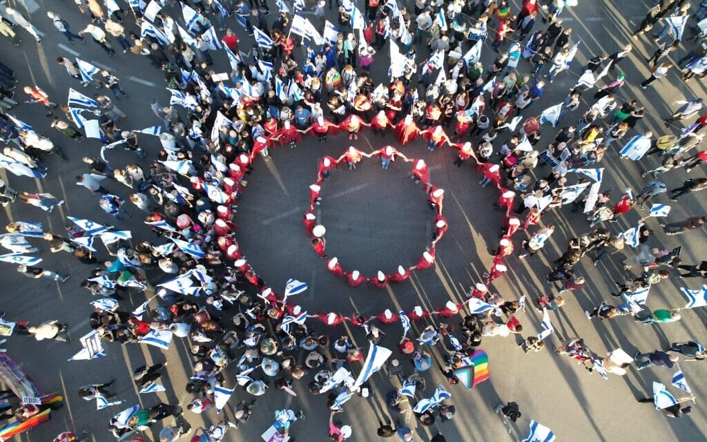 מפגינות בלבוש מהסדרה סיפורה של שפחה בהפגנה נגד המהפכה המשפטית ברחובות, 11 במרץ 2023 (צילום: גלעד פירסט)