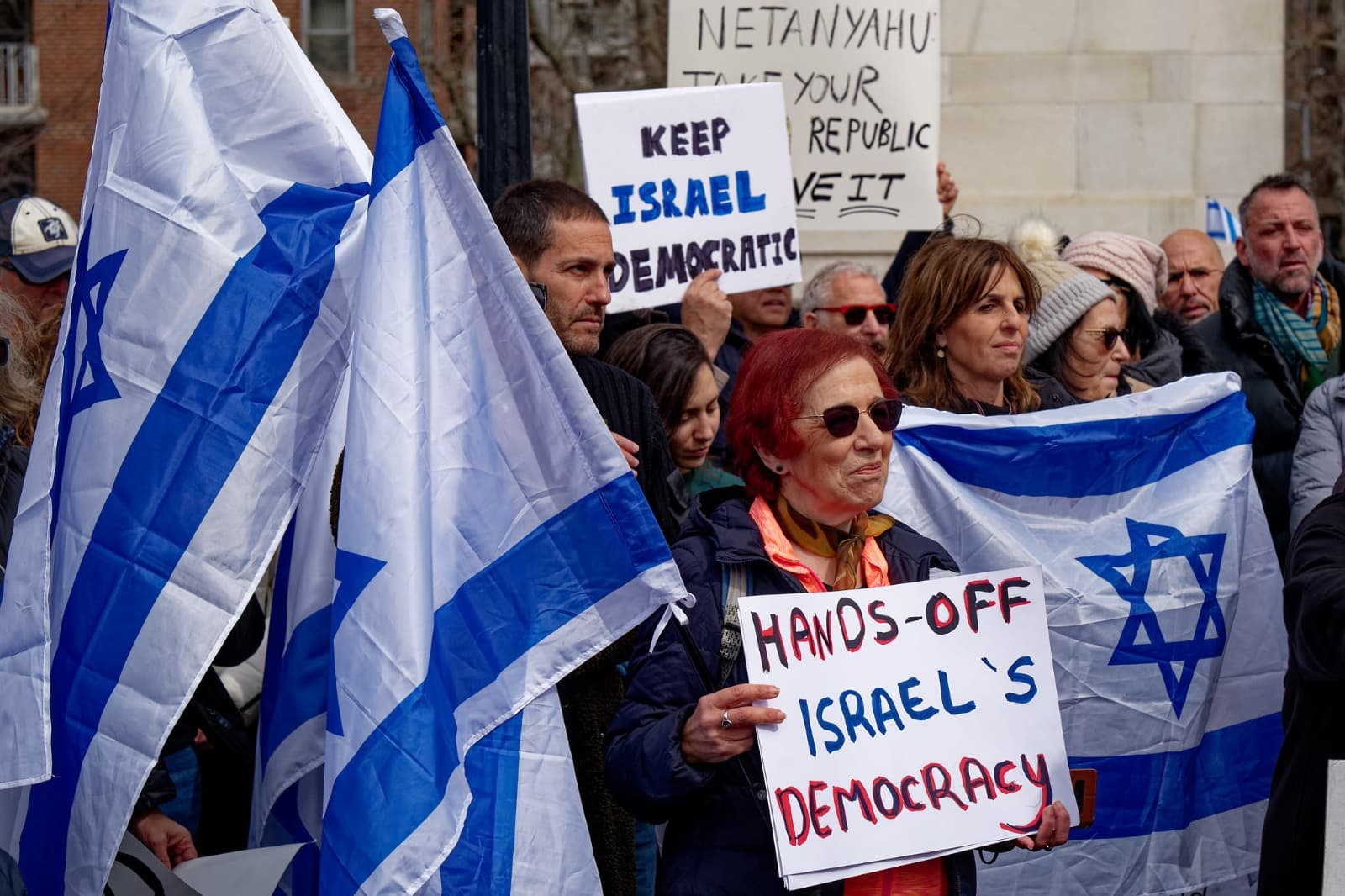 מפגינים ישראלים ויהודים בוושינגטון נגד המהפכה המשפטית ונאום בצלאל סמוטריץ&#039; בכנס הבונדס, 12 במרץ 2023 (צילום: unxeptable.org)