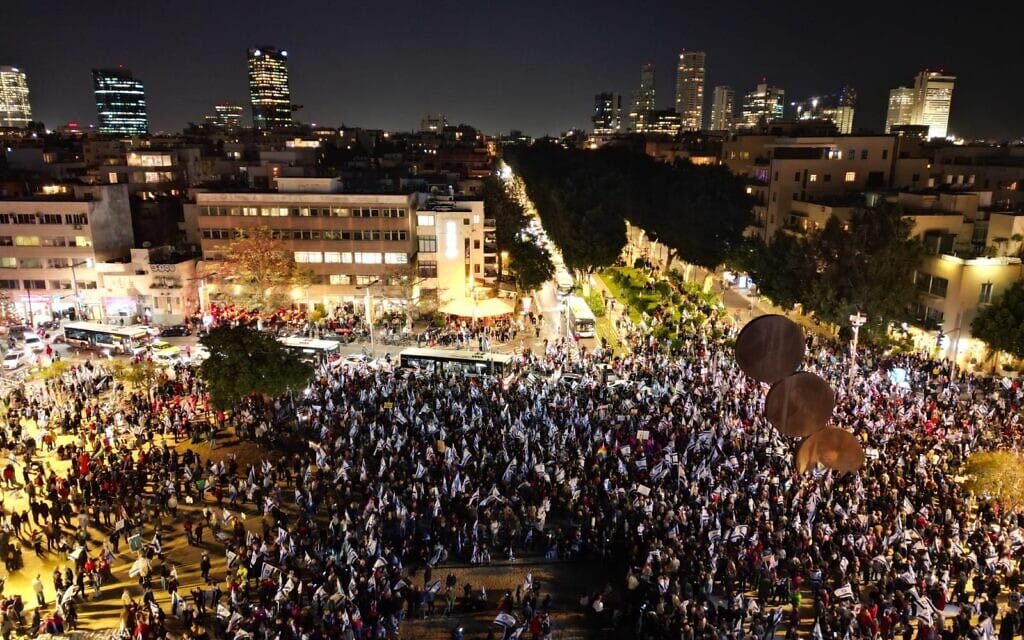 מפגינים המתנגדים למהפכה המשפטית מוחים בכיכר הבימה (כיכר התזמורת) בתל אביב, 16 במרץ 2023 (צילום: יערה רז חקלאי)