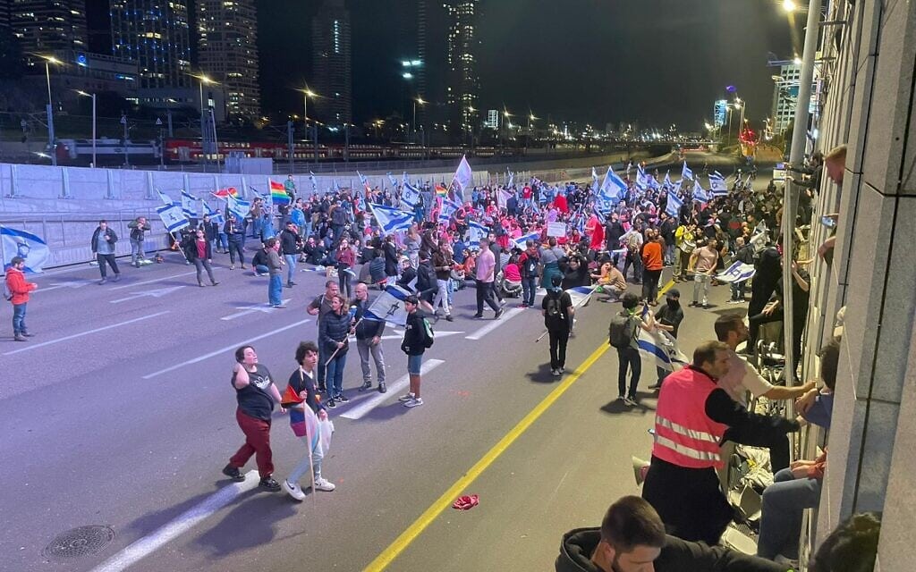 מפגינים נגד המהפכה המשפטית באיילון בתל אביב. 17 במרץ 2023 (צילום: אמיר בן דוד) מפגינים נגד המהפכה המשפטית באיילון בתל אביב. 17 במרץ 2023 (צילום: אמיר בן דוד)