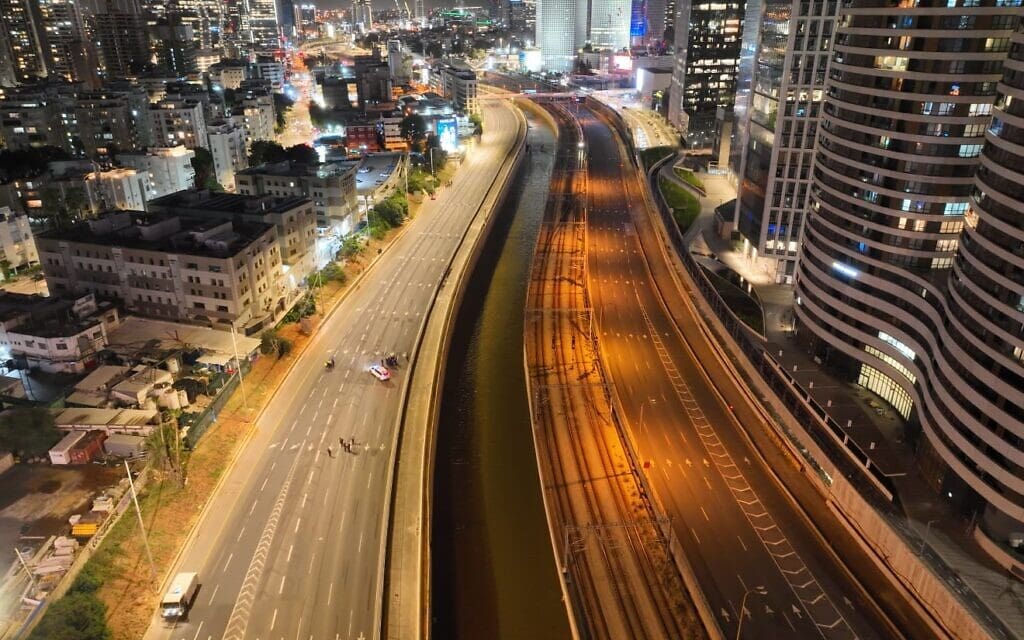 דרך איילון סגורה לאחר המחאה נגד המהפכה המשטרית. 17 במרץ 2023 (צילום: מחאת קפלן) דרך איילון סגורה לאחר המחאה נגד המהפכה המשטרית. 17 במרץ 2023 (צילום: מחאת קפלן)