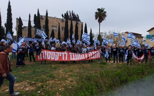 מחאה מול ביתו של חבר הכנסת דרעי במסגרת יום השיתוק הלאומי, 23 במרץ 2023 (צילום: מחאת קפלן)