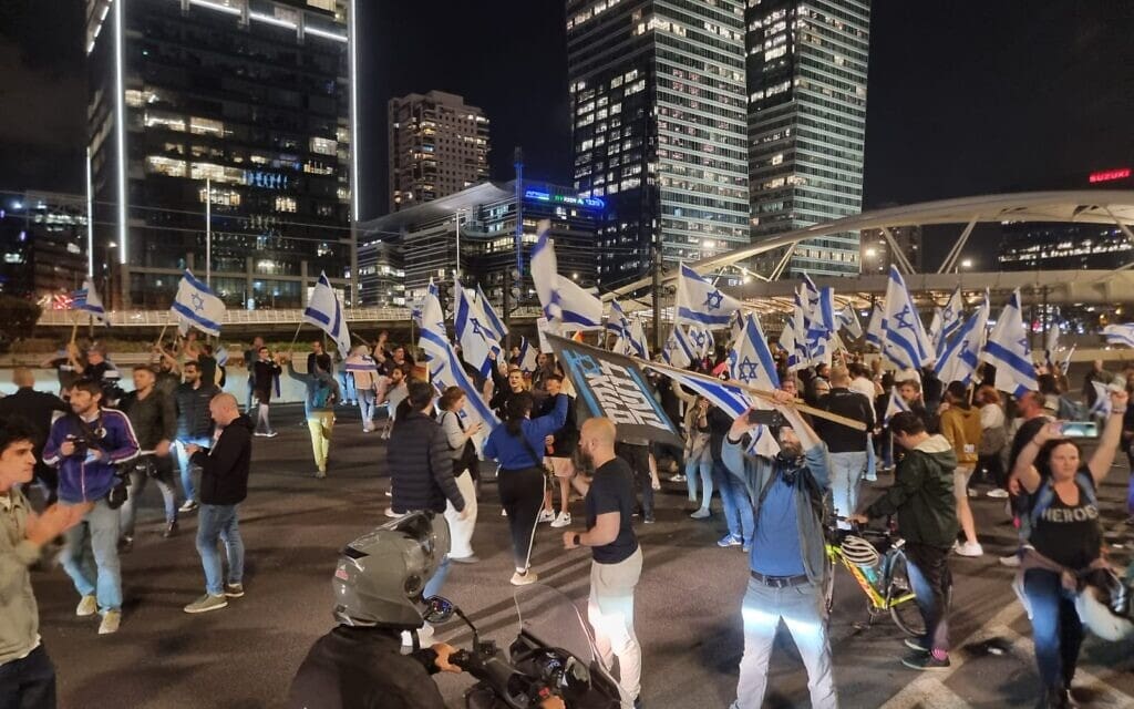 מפגינים ושוטרים בנתיבי איילון בתל אביב, 26 במרץ 2023 (צילום: מחאת קפלן)