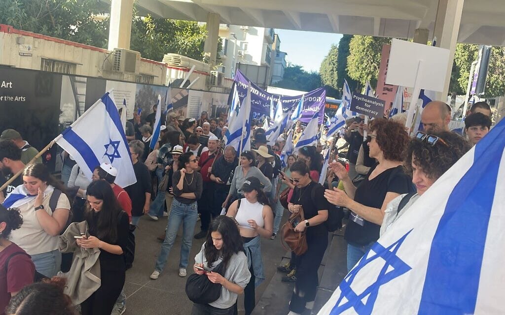 "צעדת ההשתקה" נגד המהפכה המשפטית. תל אביב, 28 במרץ 2023 (צילום: מחאת קפלן) "צעדת ההשתקה" נגד המהפכה המשפטית. תל אביב, 28 במרץ 2023 (צילום: מחאת קפלן)