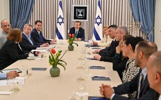 נשיא המדינה יצחק הרצוג נפגש עם צוותי המו"מ של הליכוד, יש עתיד והמחנה הממלכתי בבית הנשיא, 28 במרץ 2023 (צילום: קובי גדעון/לע"מ) נשיא המדינה יצחק הרצוג נפגש עם צוותי המו"מ של הליכוד, יש עתיד והמחנה הממלכתי בבית הנשיא, 28 במרץ 2023 (צילום: קובי גדעון/לע"מ)