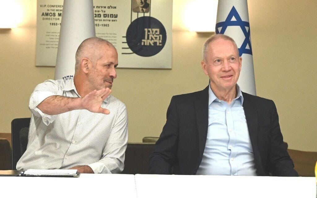 שר הביטחון יואב גלנט וראש השב"כ רונן בר בהרמת כוסית לחג הפסח, 30 במרץ 2023 (צילום: אריאל חרמוני/ משרד הביטחון) שר הביטחון יואב גלנט וראש השב"כ רונן בר בהרמת כוסית לחג הפסח, 30 במרץ 2023 (צילום: אריאל חרמוני/ משרד הביטחון)
