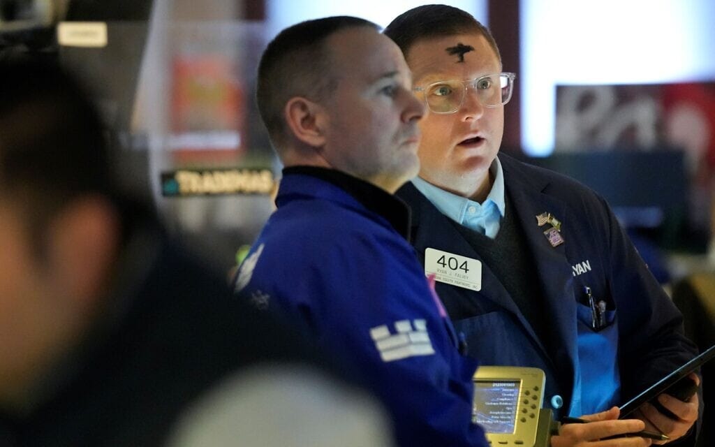 סוחרים בבורסה לני&quot;ע בוול סטריט, ניו יורק. 22 בפברואר 2023 (צילום: AP Photo / Seth Wenig)