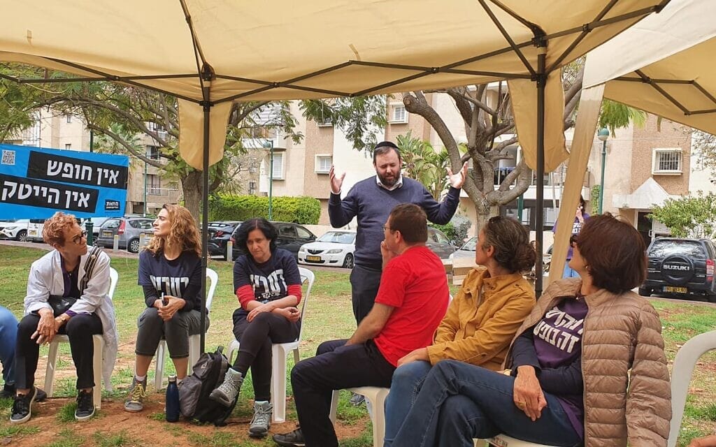 שיחה בין מבקר חרדי לפעילי מחאה ב&quot;קמפוס מזור&quot; ברמת גן, 23 למארס 2023 (צילום: תני גולדשטיין)