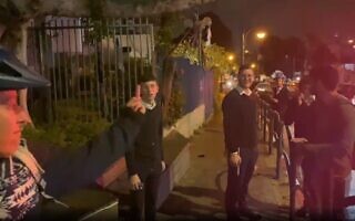 דנה רז רגע אחרי חשיפת החזה מול הצעירים החרדים בהפגנה בבני ברק, צילום מסך מסרטון דנה רז רגע אחרי חשיפת החזה מול הצעירים החרדים בהפגנה בבני ברק, צילום מסך מסרטון