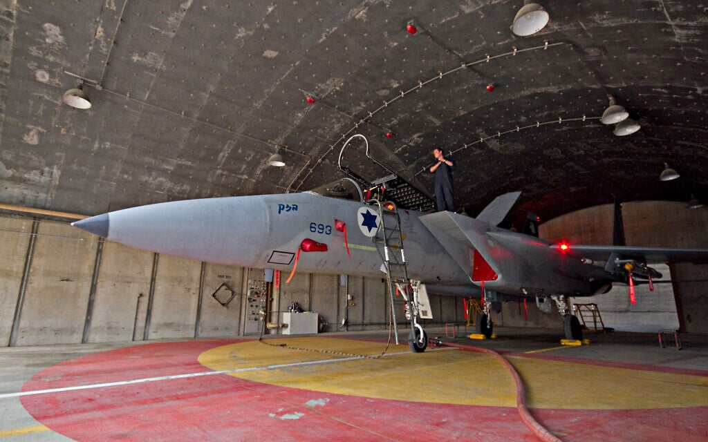 מטוס הקרב F-15 איגל בבסיס חיל האוויר בעובדה, 15 בפברואר 2010 (צילום: Ofer Zidon/Flash90) מטוס הקרב F-15 איגל בבסיס חיל האוויר בעובדה, 15 בפברואר 2010 (צילום: Ofer Zidon/Flash90)