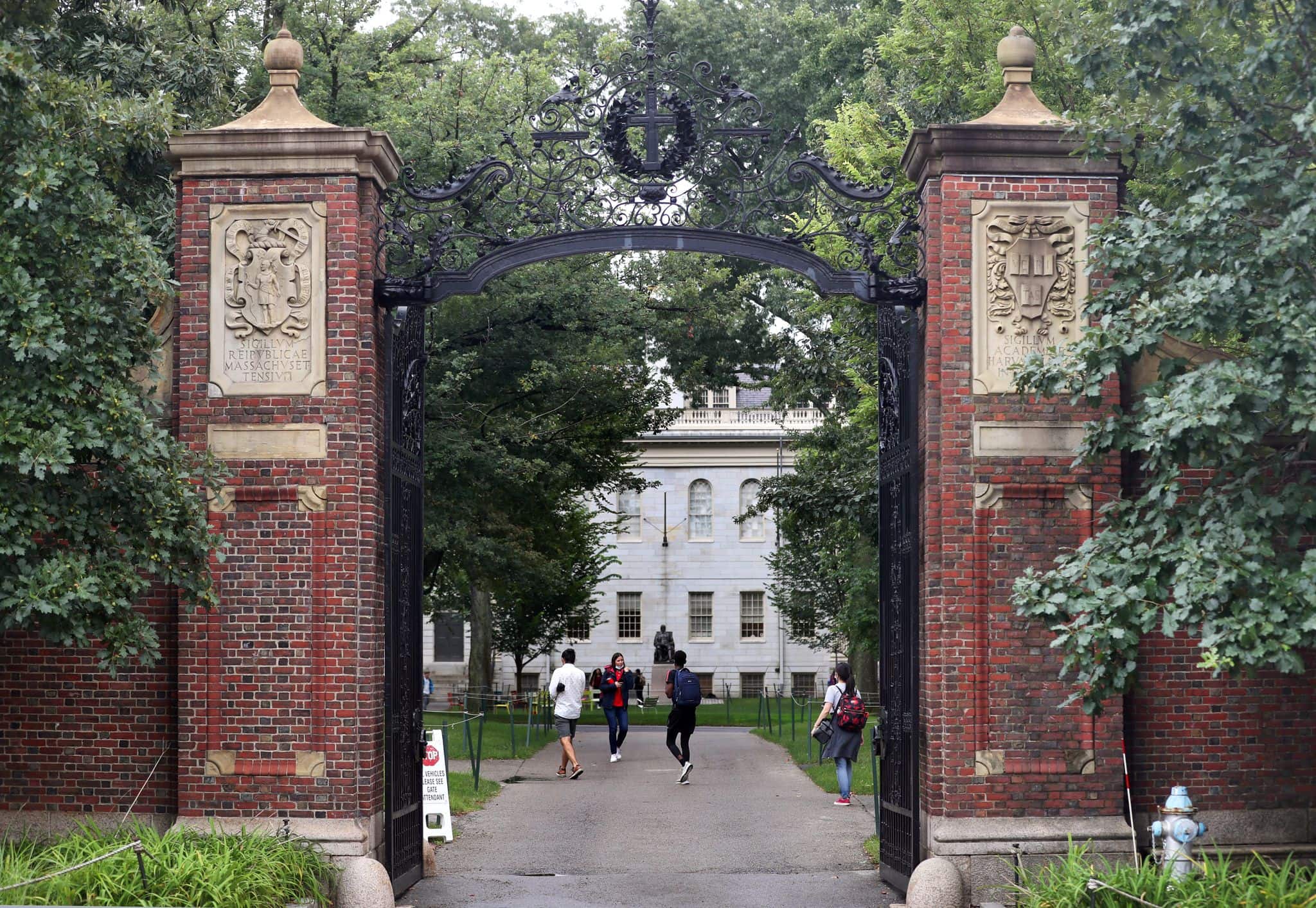 אילוסטרציה: סטודנטים חולפים מתחת לשער הרווארד בקיימברידג&#039;, מסצ&#039;וסטס, 16 בספטמבר 2021 (צילום: David L. Ryan/The Boston Globe via Getty Images/JTA)