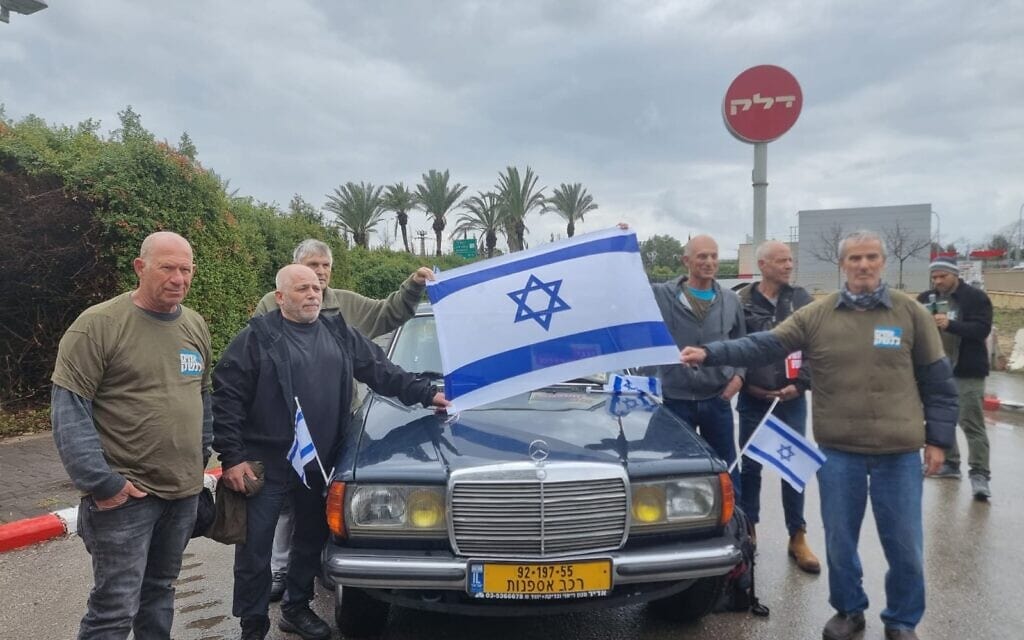 לוחמי סיירת מטכ"ל שהשתתפו בחילוץ החטופים באנטבה במבצע יונתן יוצאים להפגנה נגד המהפכה המשפטית וניסיון לשבש את נסיעת רה"מ נתניהו לגרמניה, 15 למארס 2023 (צילום: מחאת קפלן) לוחמי סיירת מטכ"ל שהשתתפו בחילוץ החטופים באנטבה במבצע יונתן יוצאים להפגנה נגד המהפכה המשפטית וניסיון לשבש את נסיעת רה"מ נתניהו לגרמניה, 15 למארס 2023 (צילום: מחאת קפלן)