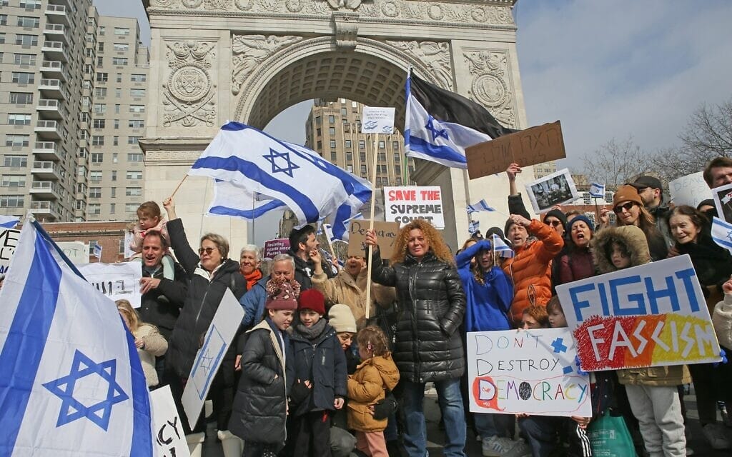 הפגנה של ישראלים ויהודים בניו יורק נגד המהפכה המשפטית בישראל בניו יורק (צילום: Unexeptable, saving israeli democracy)