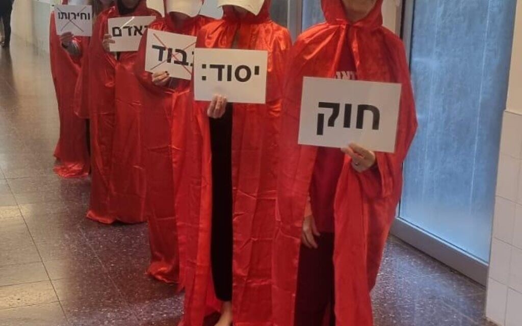 רופאות בבית החולים שיבא מפגינות נגד המהפכה המשפטית, 7 למארס 2023 (צילום: מחאת קפלן) רופאות בבית החולים שיבא מפגינות נגד המהפכה המשפטית, 7 למארס 2023 (צילום: מחאת קפלן)