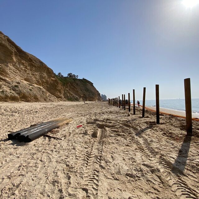 הגדר שהצבתה הושהתה בחוף סידנא עלי בהרצליה (צילום: באדיבות "צלול")
