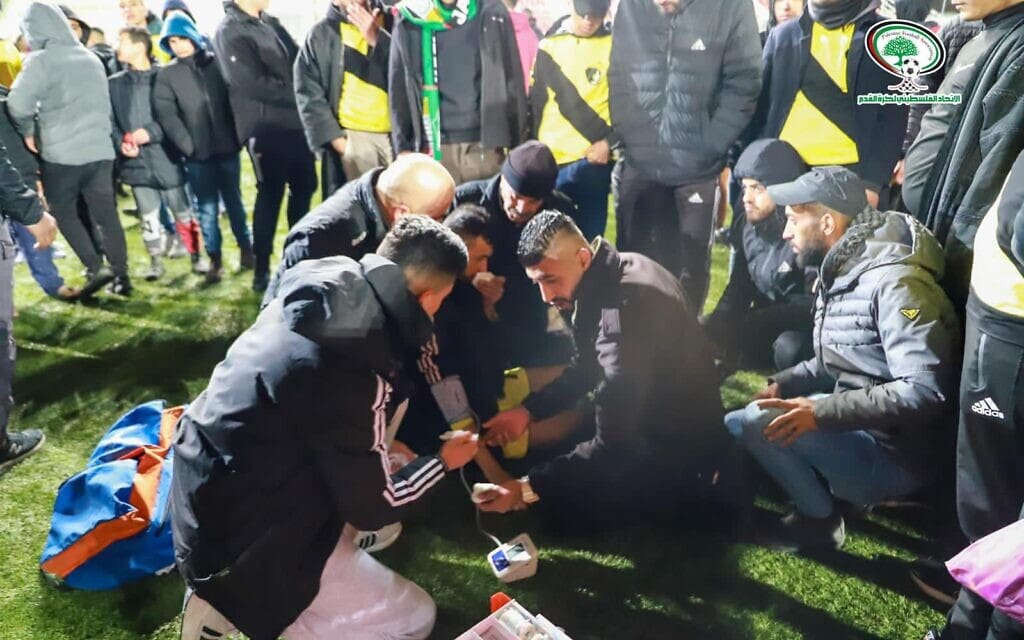 שחקנים בגמר הגביע הפלסטיני נפגעו מרימוני עשן, שלטענתם נזרקו בידי כוחות הביטחון של ישראל על המגרש תוך כדי המשחק (צילום: סוכנות הידיעות הפלסטינית wafa) שחקנים בגמר הגביע הפלסטיני נפגעו מרימוני עשן, שלטענתם נזרקו בידי כוחות הביטחון של ישראל על המגרש תוך כדי המשחק (צילום: סוכנות הידיעות הפלסטינית wafa)