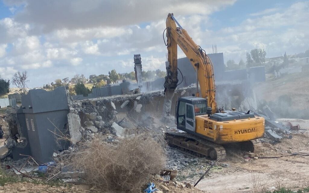 יחידת יואב של המשטרה הורסת את ביתה של משפחה בדואית בנגב ליד חורה, 7 למארס 2023 (צילום: דוברות המשרד לביטחון לאומי) יחידת יואב של המשטרה הורסת את ביתה של משפחה בדואית בנגב ליד חורה, 7 למארס 2023 (צילום: דוברות המשרד לביטחון לאומי)