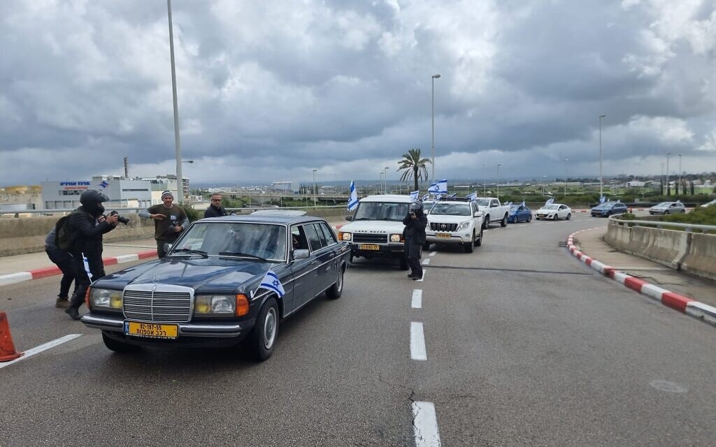 מפגינים נגד המהפכה המשפטית, ביניהם יוצאי סיירת מטכ"ל, הגיעו לנתב"ג במטרה לשבש את טיסת רה"מ נתניהו לברלין, 15 למארס 2023 (צילום: מפגינים נגד המהפכה המשפטית, ביניהם יוצאי סיירת מטכ"ל, הגיעו לנתב"ג במטרה לשבש את טיסת רה"מ נתניהו לברלין, 15 למארס 2023) מפגינים נגד המהפכה המשפטית, ביניהם יוצאי סיירת מטכ"ל, הגיעו לנתב"ג במטרה לשבש את טיסת רה"מ נתניהו לברלין, 15 למארס 2023 (צילום: מפגינים נגד המהפכה המשפטית, ביניהם יוצאי סיירת מטכ"ל, הגיעו לנתב"ג במטרה לשבש את טיסת רה"מ נתניהו לברלין, 15 למארס 2023)