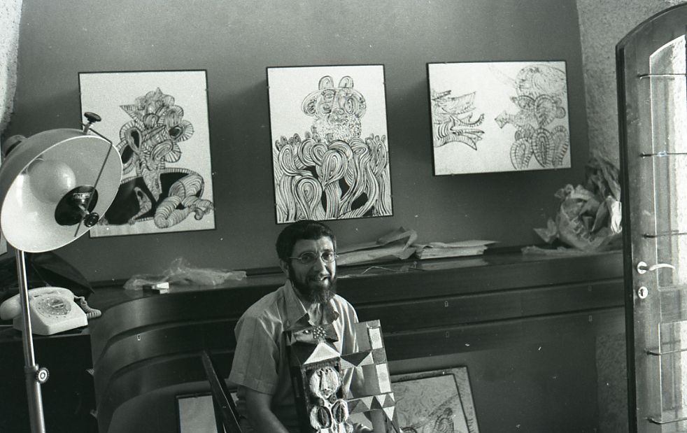 נפתלי בזם עם יצירותיו בתערוכה ב-1972 (צילום: בוריס כרמי, אוסף מיתר, הספרייה הלאומית)