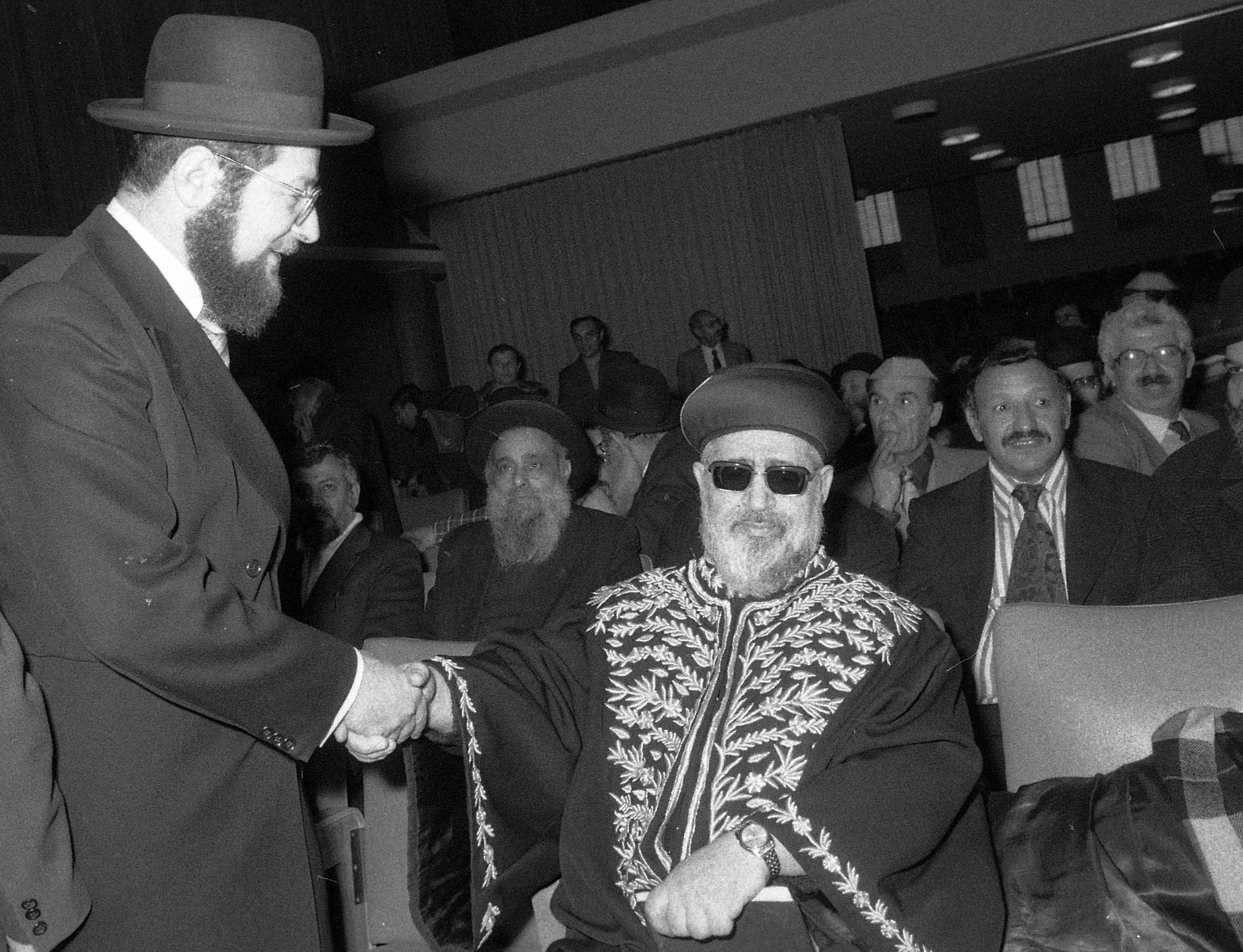 הרב עובדיה יוסף עם הרב ישראל לאו ב-1983 (צילום: IPPA, אוסף דן הדני, הספרייה הלאומית)