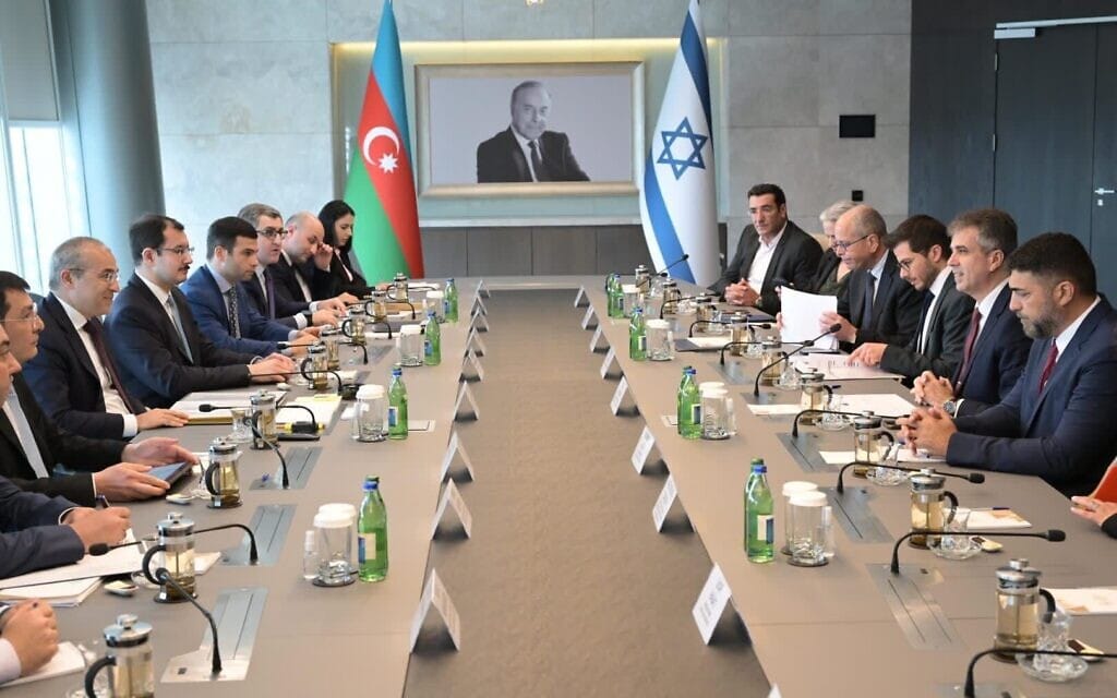 שר החוץ אלי כהן במפגש עם נציגי ממשל באזרבייג'ן. 17 באפריל 2023 (צילום: שלומי אמסלם / לע"מ)